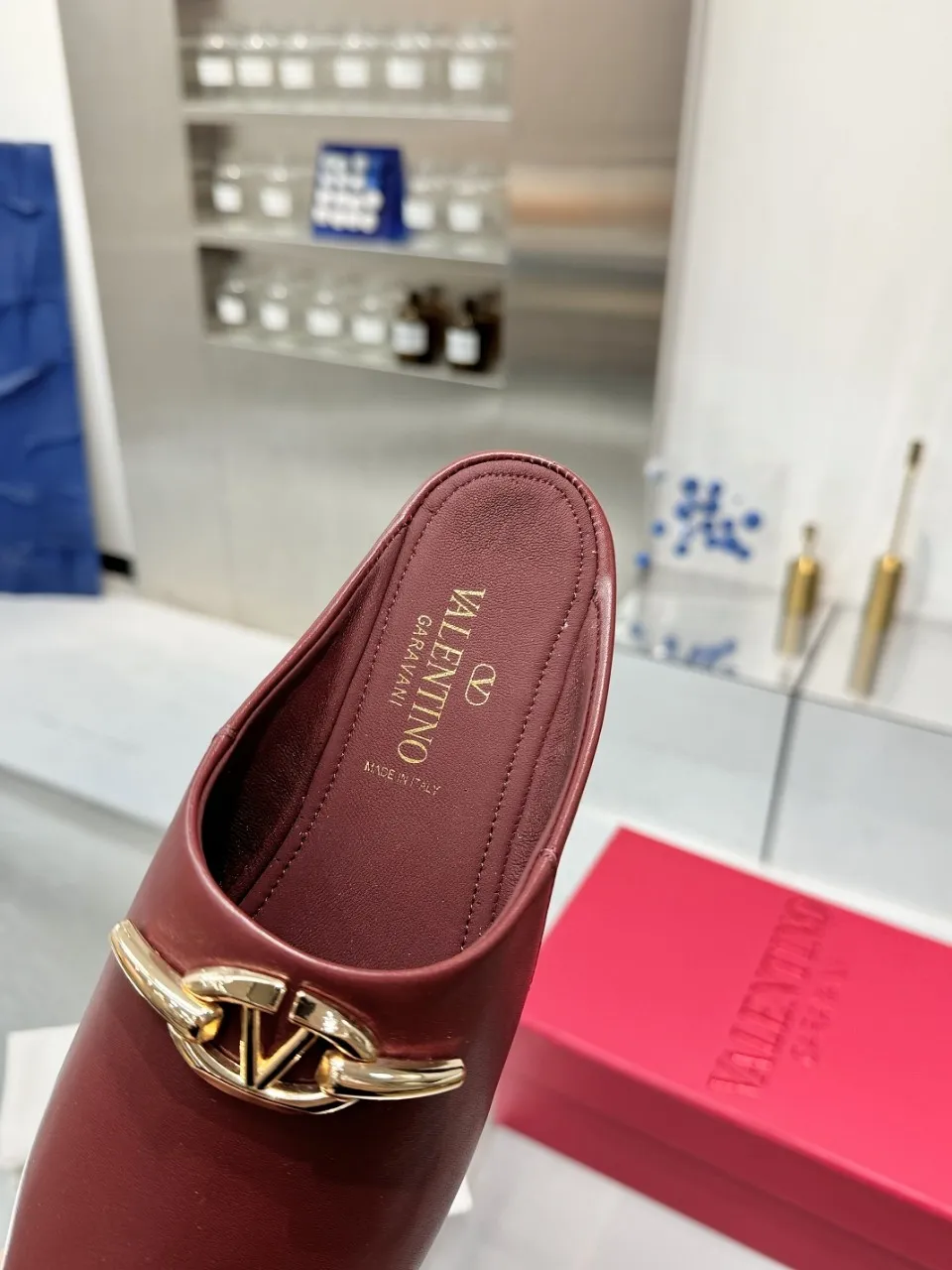 👟👟Ex-factory price 520👟👟 Valentino’s hottest new product in 2025, the new slippers are also easy to wear...😈😈😈 The latest logo buckle Perfectly combined with sexiness❤️‍🔥❤️‍🔥❤️‍🔥❤️‍🔥It is simply the pinnacle of summer fashion💖💖💖💖Original replica Outsole: Italian genuine leather outsole Heel height: Flat heel Size: 35-39 (40 41 42 customization is non-returnable and non-exchangeable)